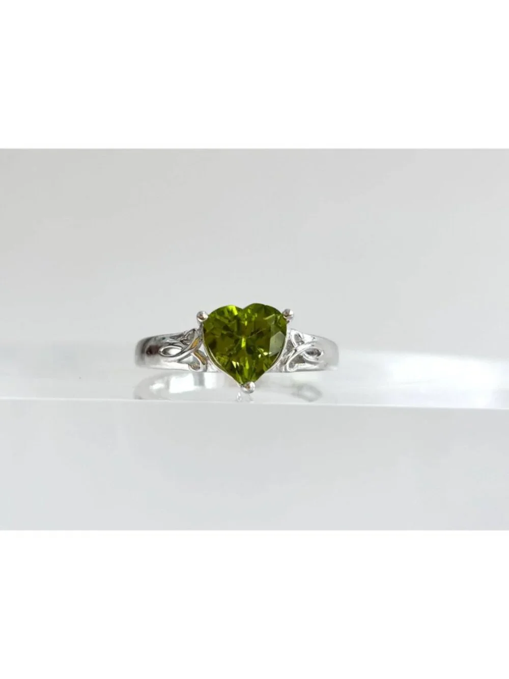 Heart Shaped Cutout Shank Peridot Sterling Silver 925 Vintage Ring - sz 7.75